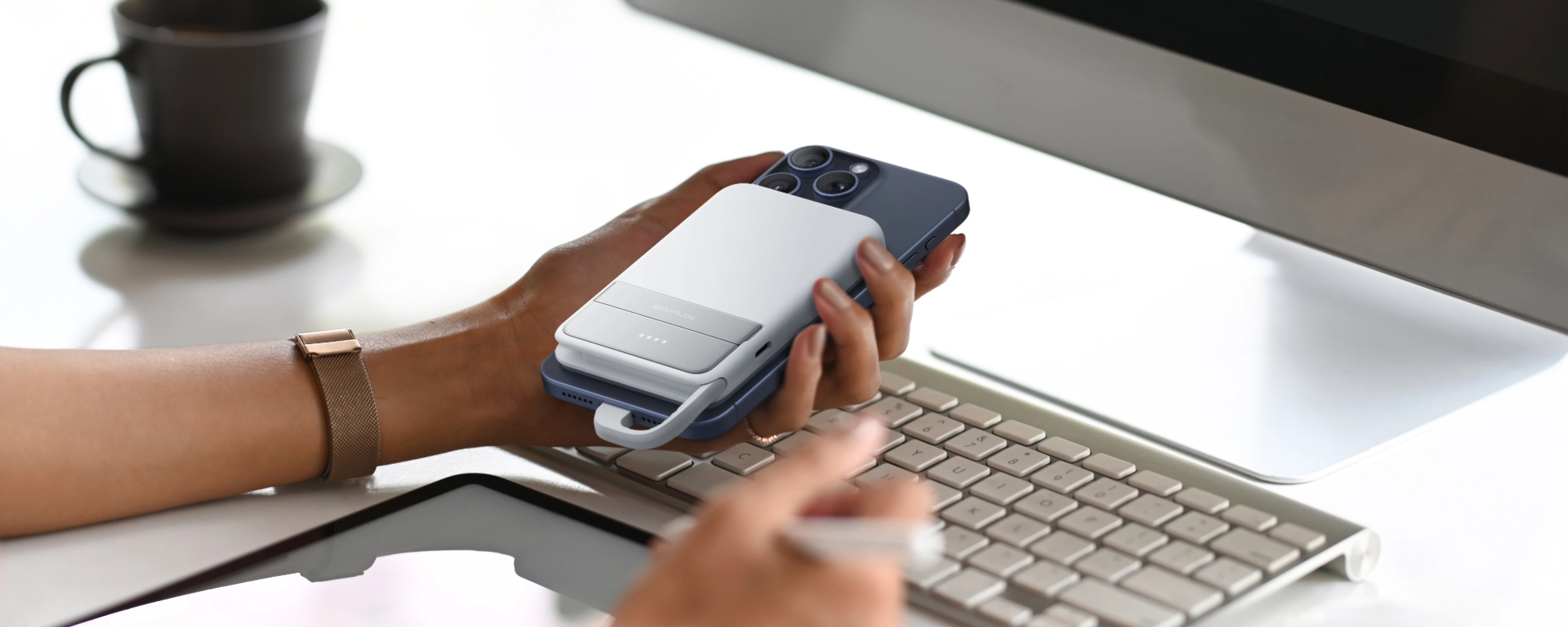 Biały powerbank magnetyczny Qi2 EcoFlow Rapid 5000 mAh ładujący telefon przez USB-C