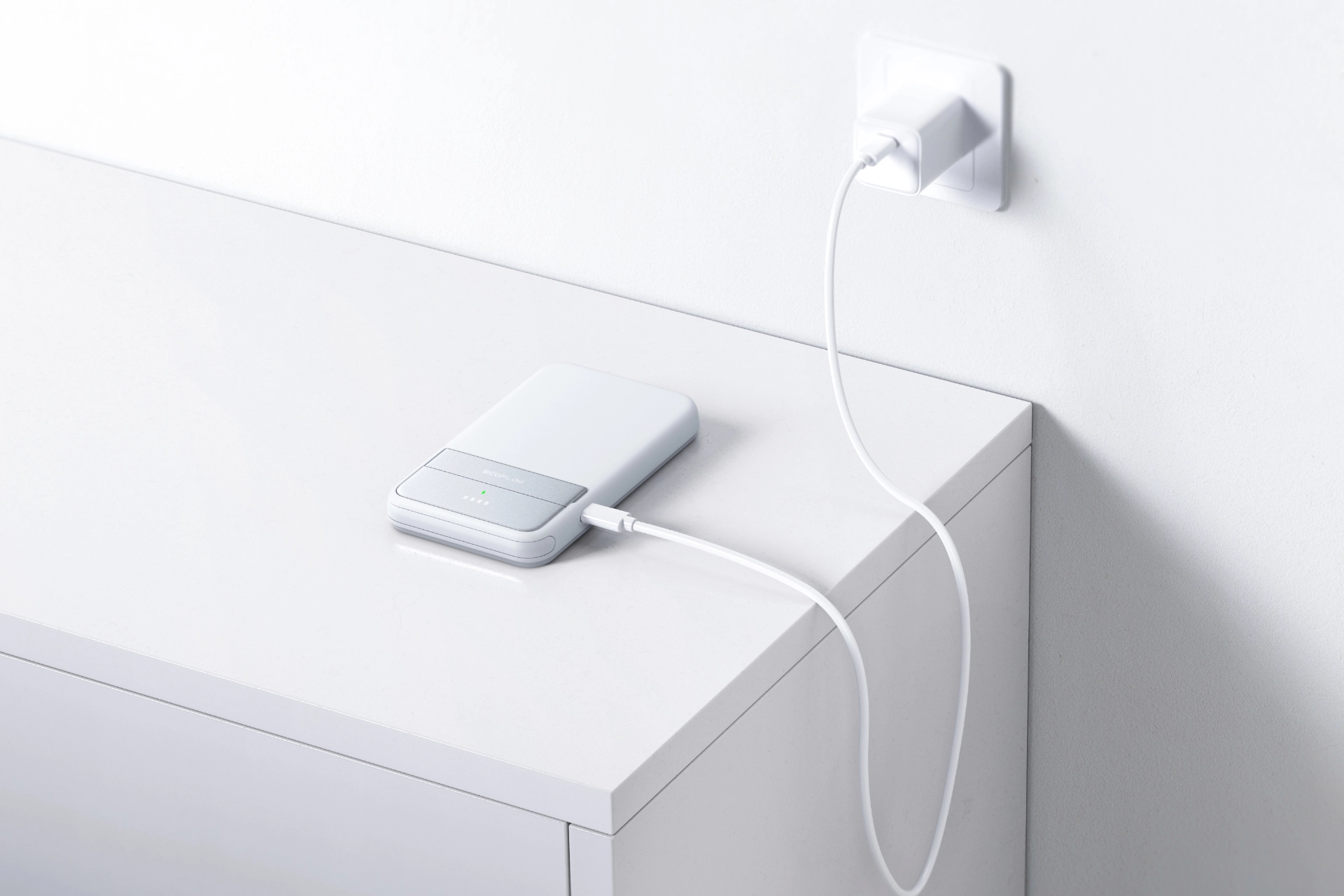 Biały powerbank magnetyczny Qi2 EcoFlow Rapid 5000 mAh ładowany z gniazdka sieciowego