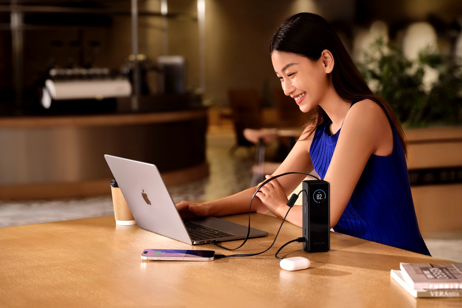 Czarny powerbank EcoFlow Rapid 25000 mAh z dodatkowym przewodem USB-C ładujący laptop