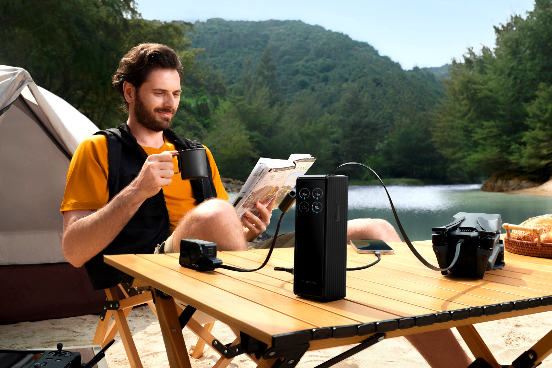 Czarny powerbank EcoFlow Rapid 25000 mAh z wyciąganym przewodem pod namiotem