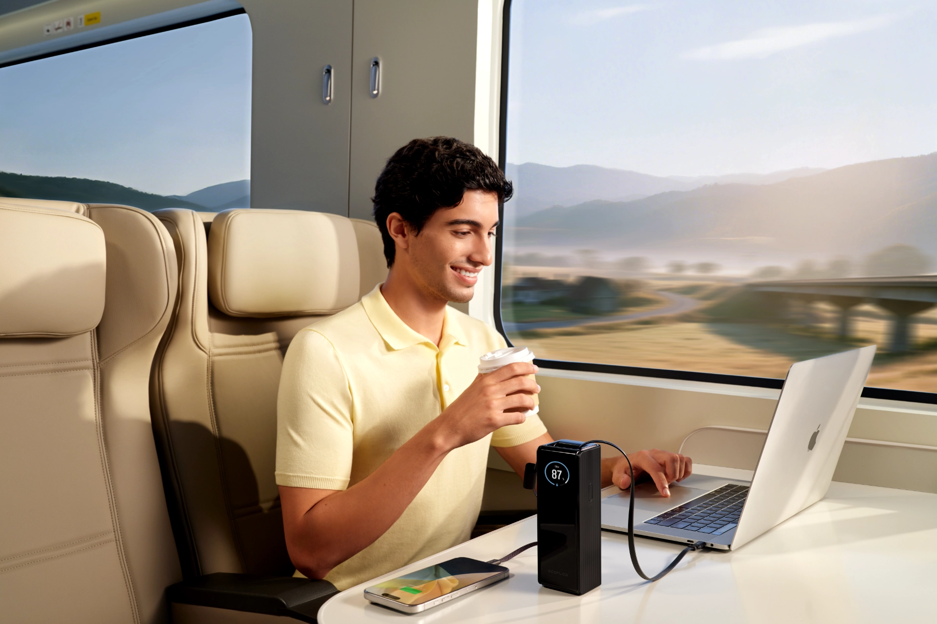 Czarny powerbank EcoFlow Rapid 25000 mAh z zwijanym przewodem USB-C w podróży