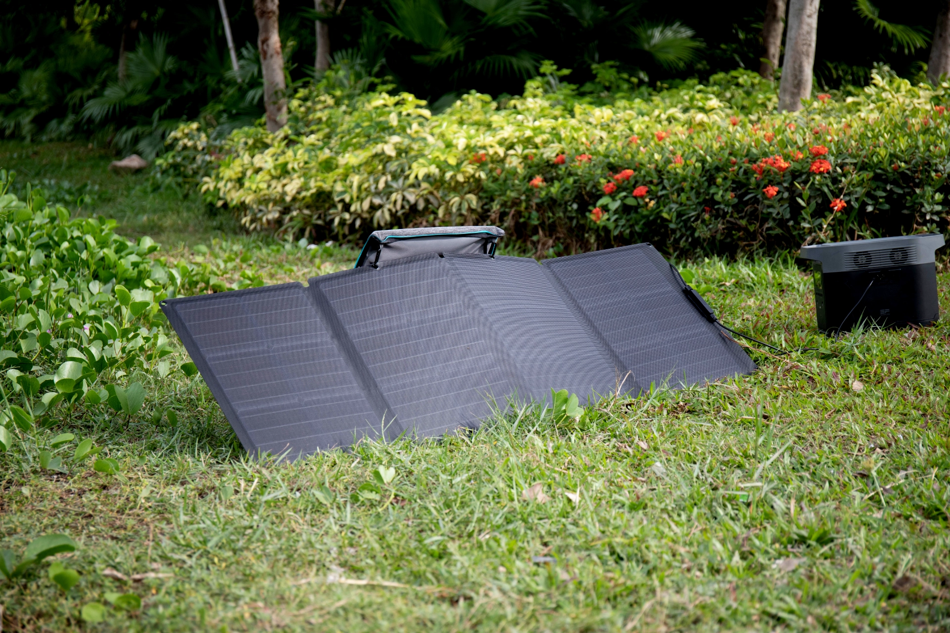 Przenośny panel słoneczny EcoFlow 110W podłączony do stacji zasilania