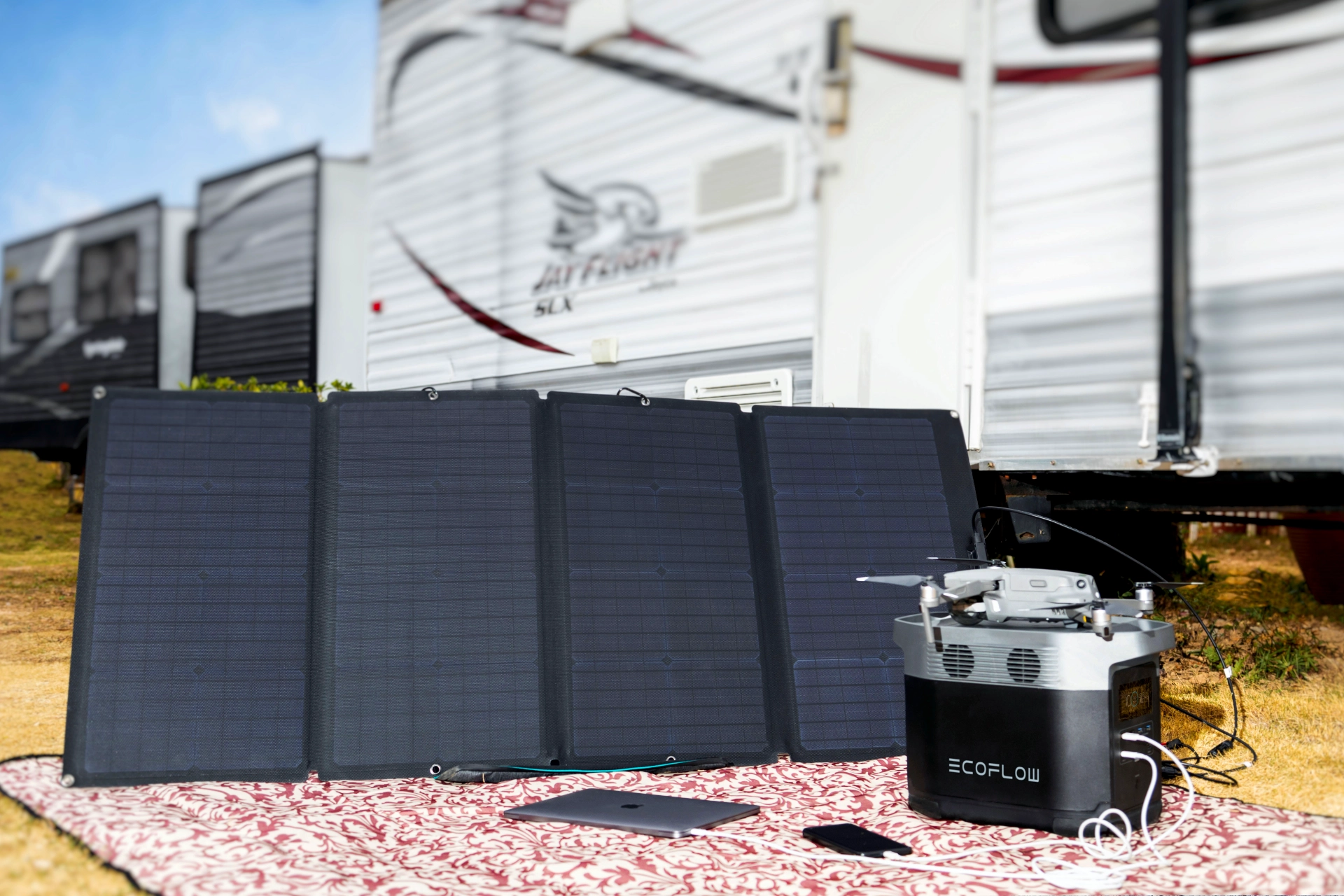Przenośny panel fotowoltaiczny EcoFlow 160W w kamperze