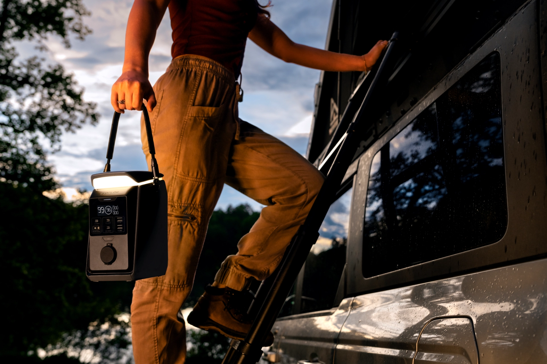 EcoFlow Trail PLUS 300 z wbudowaną lampą LED