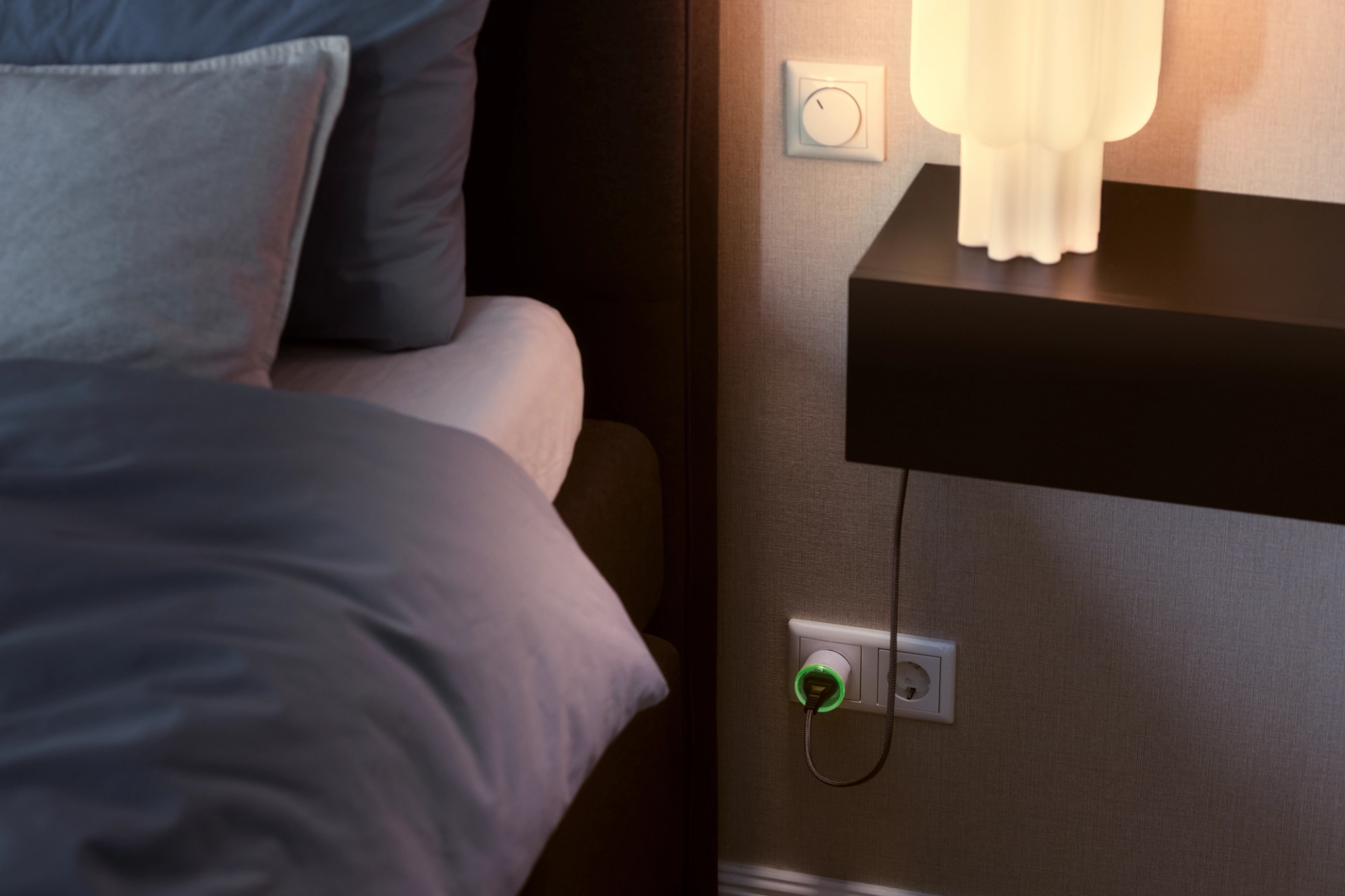 Lampka nocna podłączona do inteligentnego gniazdka WiFi EcoFlow Shelly
