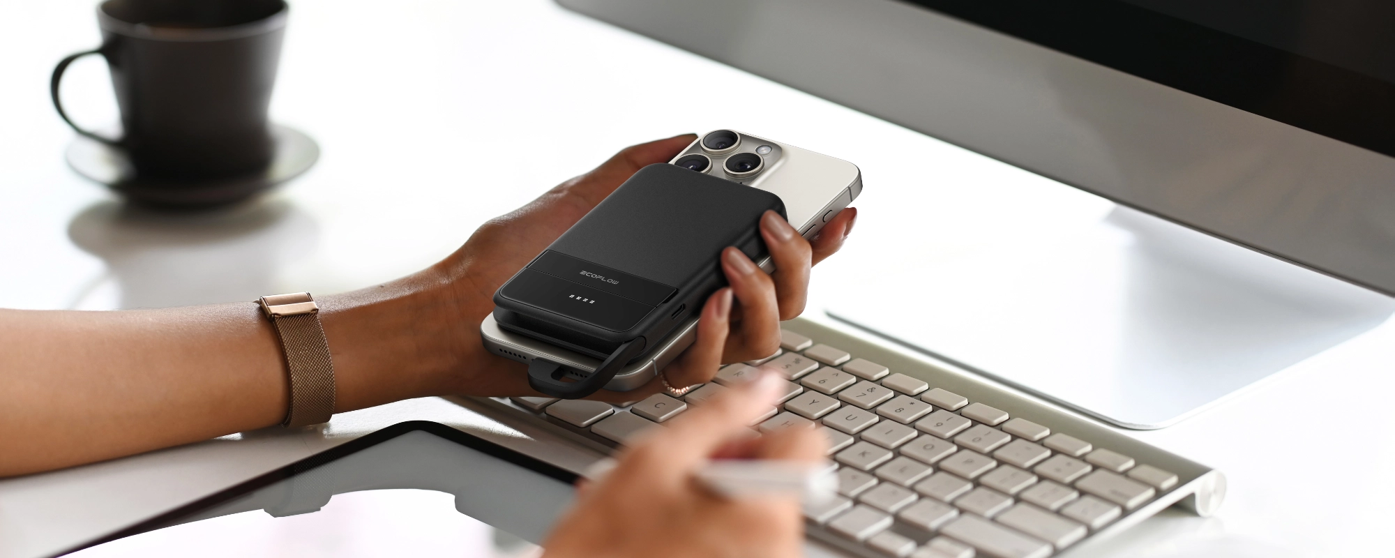 Czarny powerbank magnetyczny Qi2 EcoFlow Rapid 5000 mAh ładujący telefon przez USB-C
