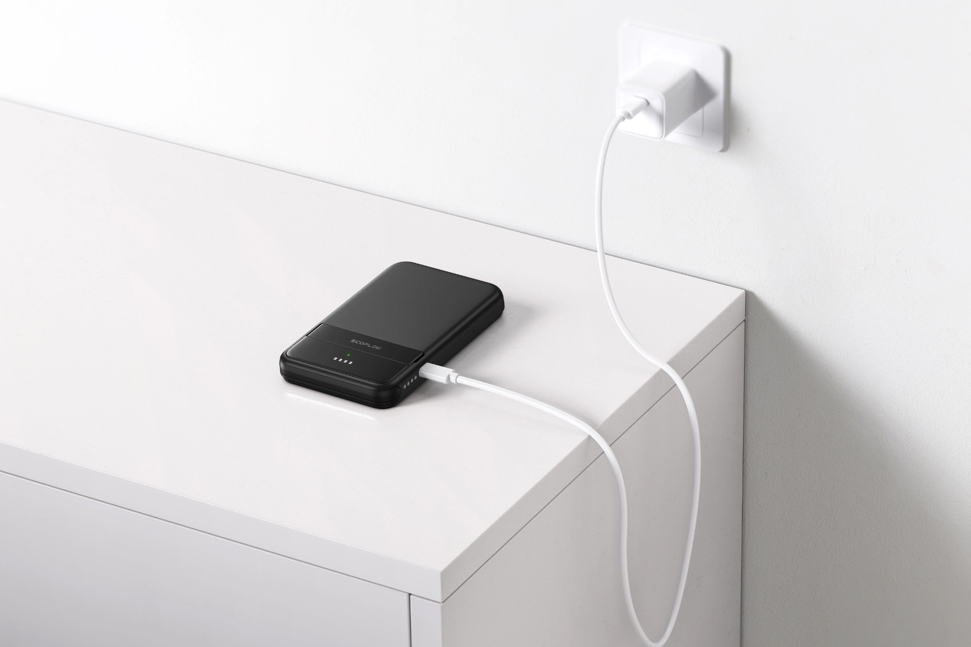 Czarny powerbank magnetyczny Qi2 EcoFlow Rapid 5000 mAh ładowany z gniazdka sieciowego