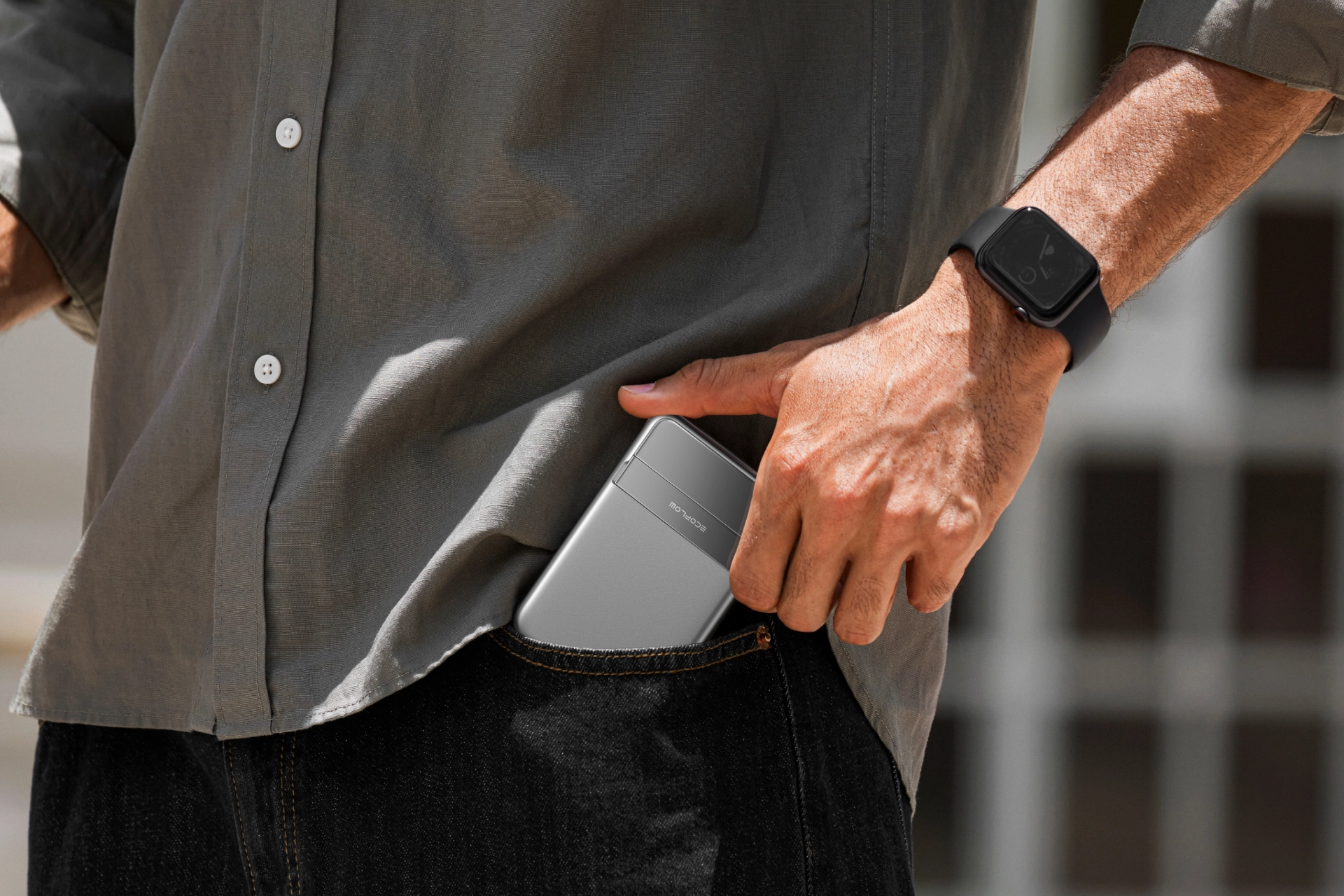 Srebrny powerbank magnetyczny Qi2 EcoFlow Rapid 5000 mAh w kieszeni