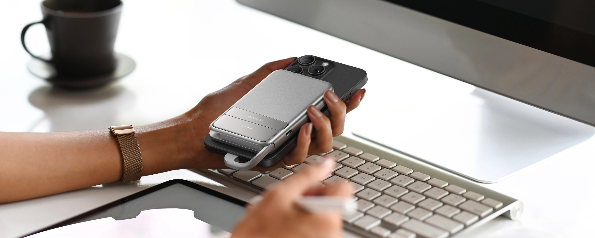 Srebrny powerbank magnetyczny Qi2 EcoFlow Rapid 5000 mAh ładujący telefon przez USB-C