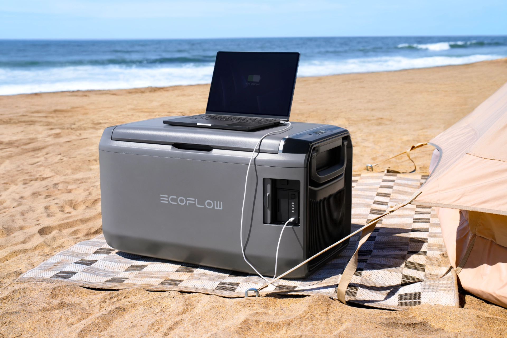 Przenośna lodówka EcoFlow Glacier Classic 55L ładowanie laptopa