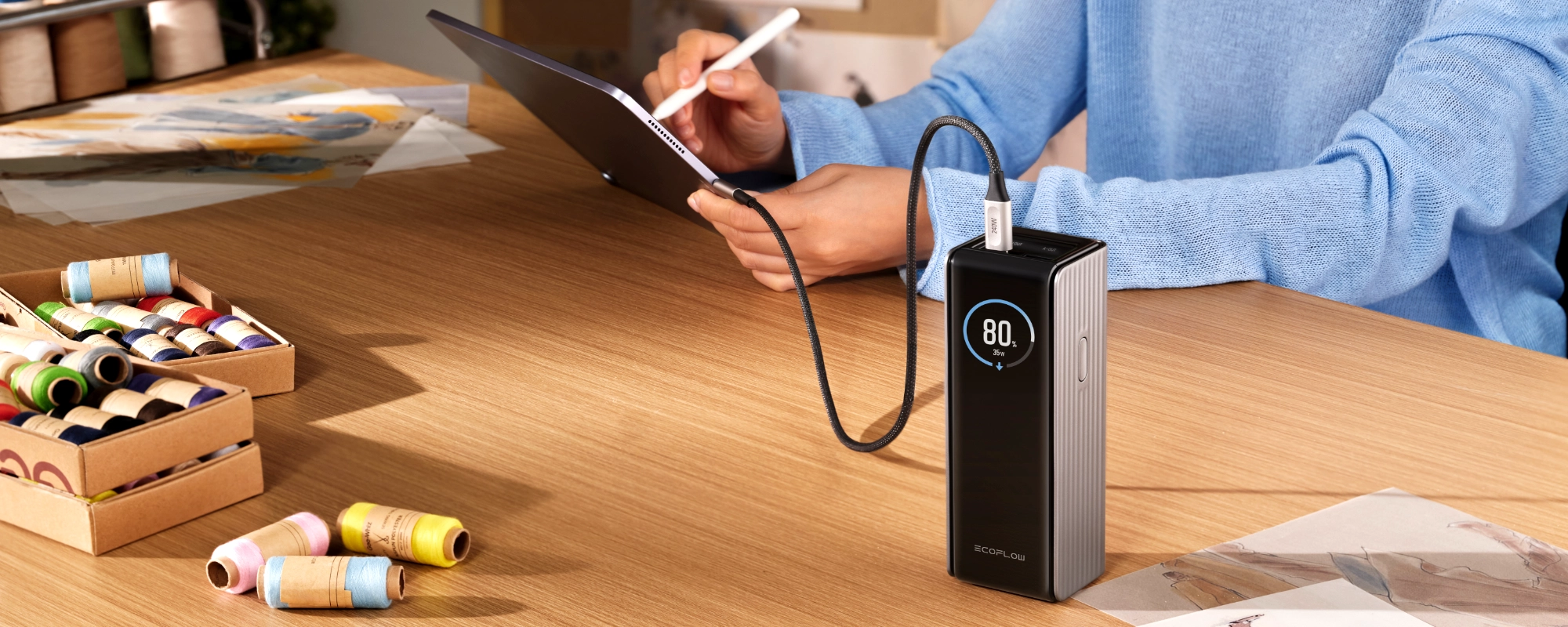 Srebrny powerbank EcoFlow Rapid 25000 mAh ładowanie tabletu