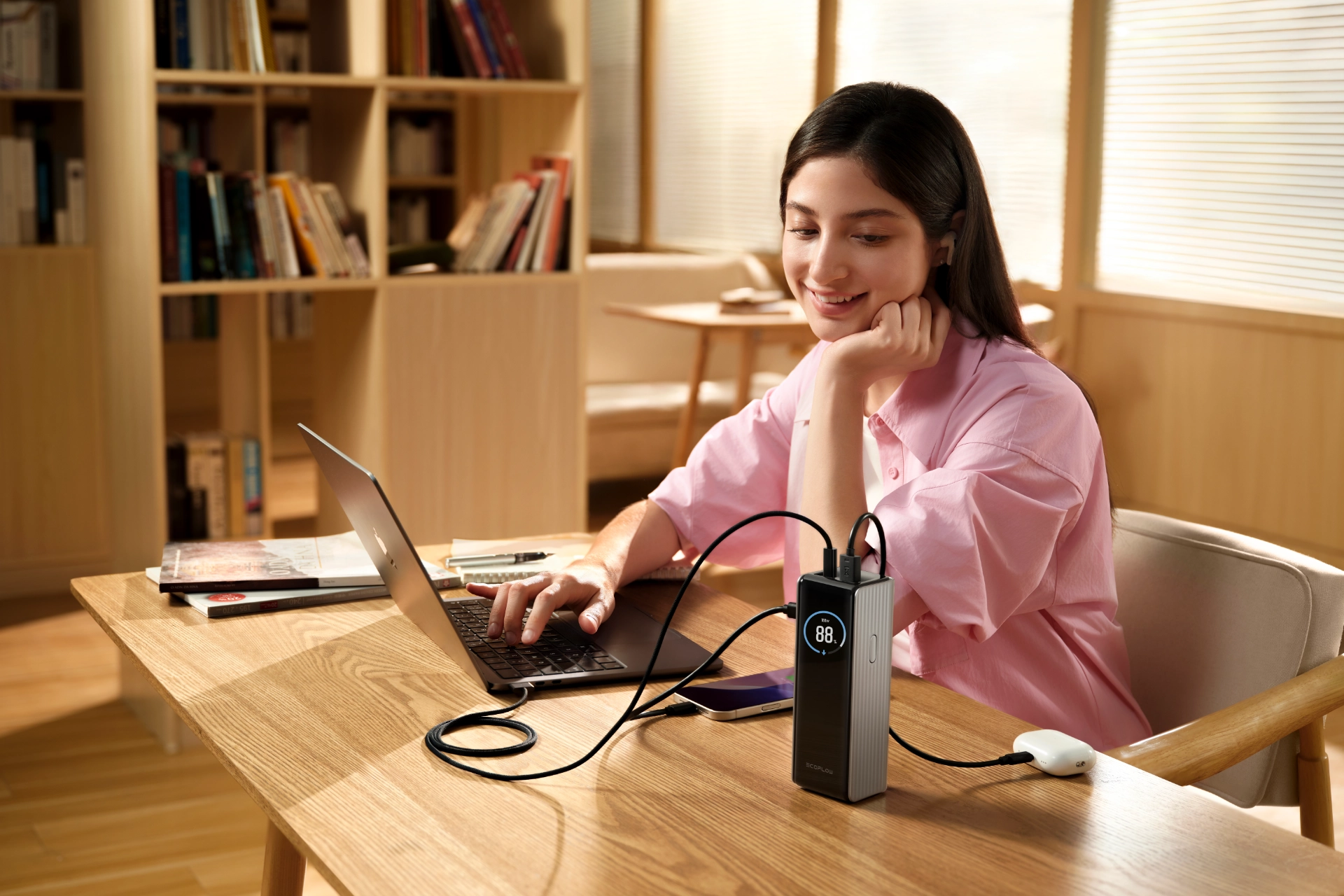 Srebrny powerbank EcoFlow Rapid 25000 mAh ładowanie kilku urządzeń na raz